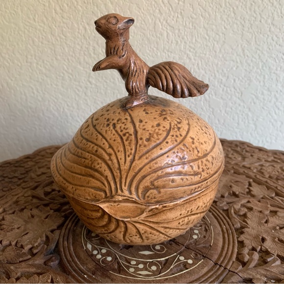 Vintage Kay Kinney Signed MCM Ceramic Squirrel And Almond Candy Dish with Lid - Picture 10 of 12